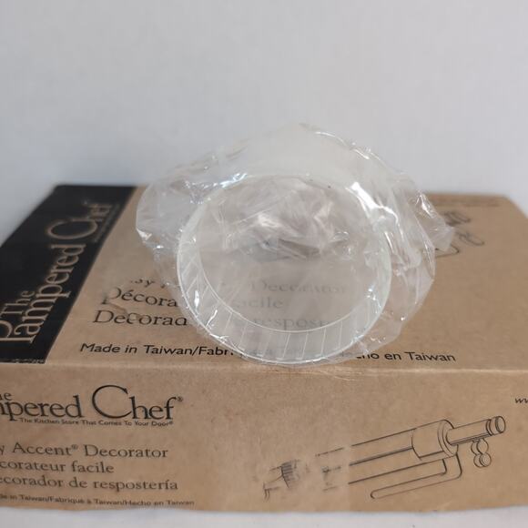 The Pampered Chef Easy Accent Decorator Cake Icing Frosting Kit 6 Tips 1778 - Picture 7 of 14